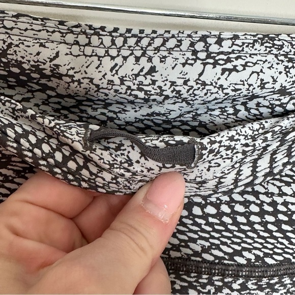 Lululemon In Movement Size 4 Crop Everlux 19" Swerve Vapor Metal Grey Legging - Picture 9 of 9